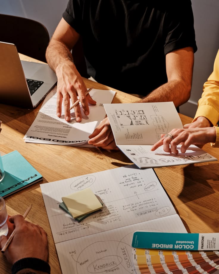 Consultores revisando indicadores de gestion